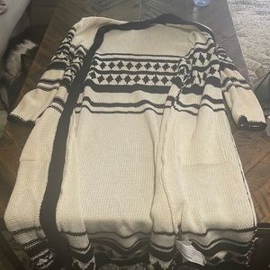 Forever, 21 sweater women’s size small long in length color is black and white